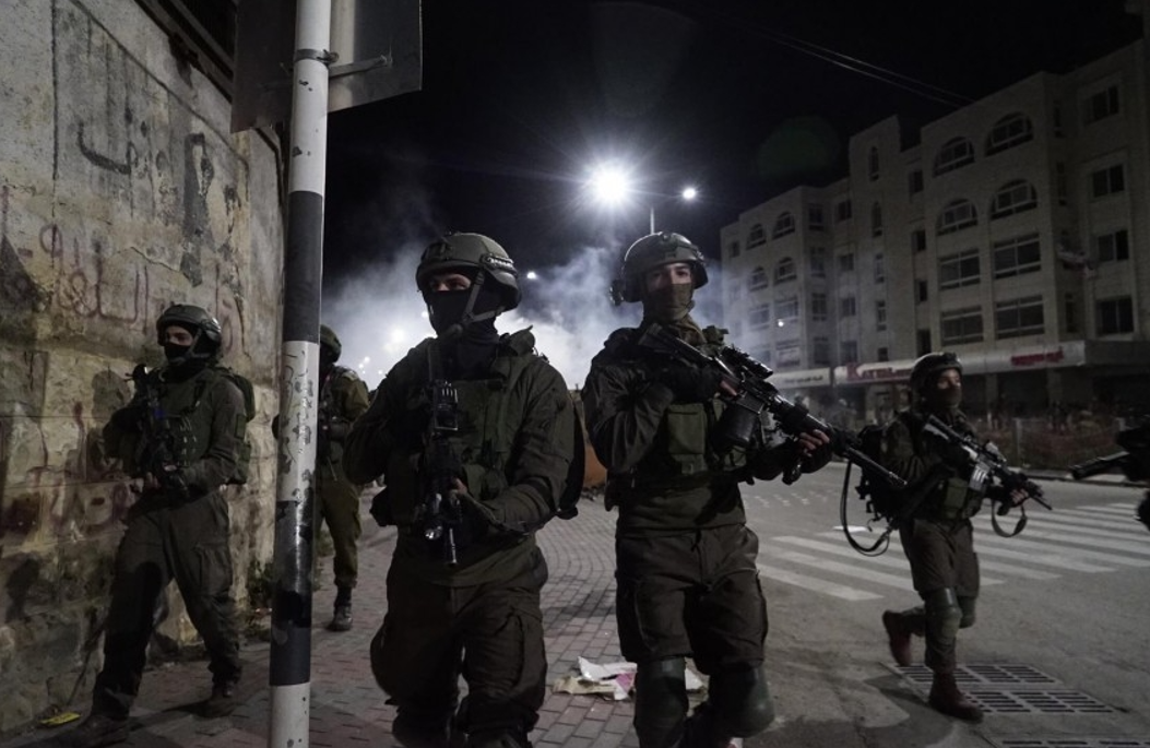 اشتباكات عنيفة مسلحة بمخيم جنين بين القوات الإسرائيلية و الفلسطينين