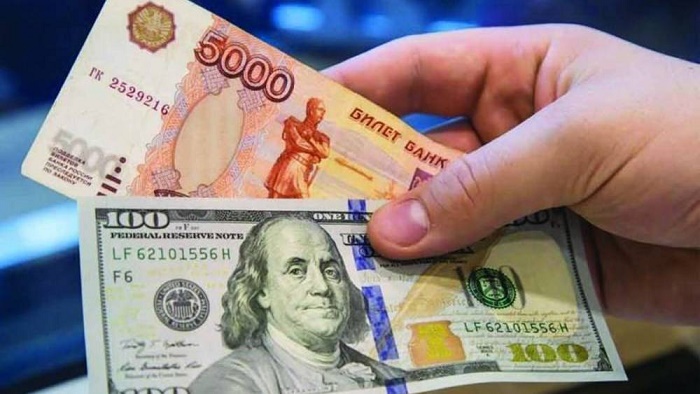 الروبل الروسي ينخفض أمام الدولار واليورو في تعاملات بورصة موسكو