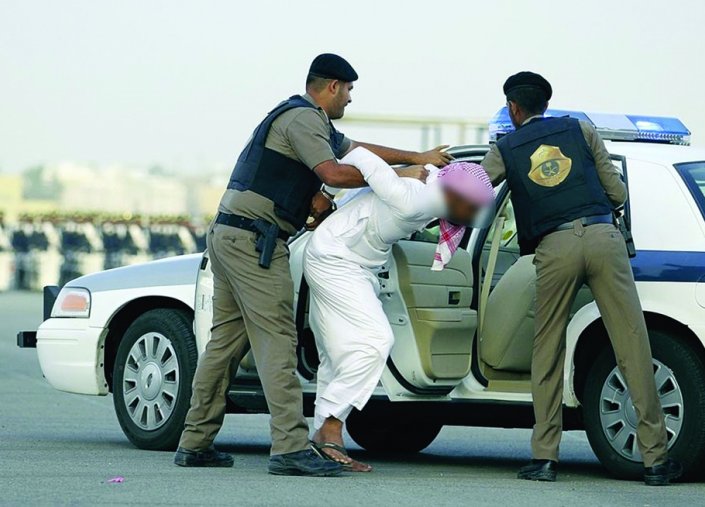 سرق سيارة ودهس فتاتين ثم قبض الأمن السعودي عليه