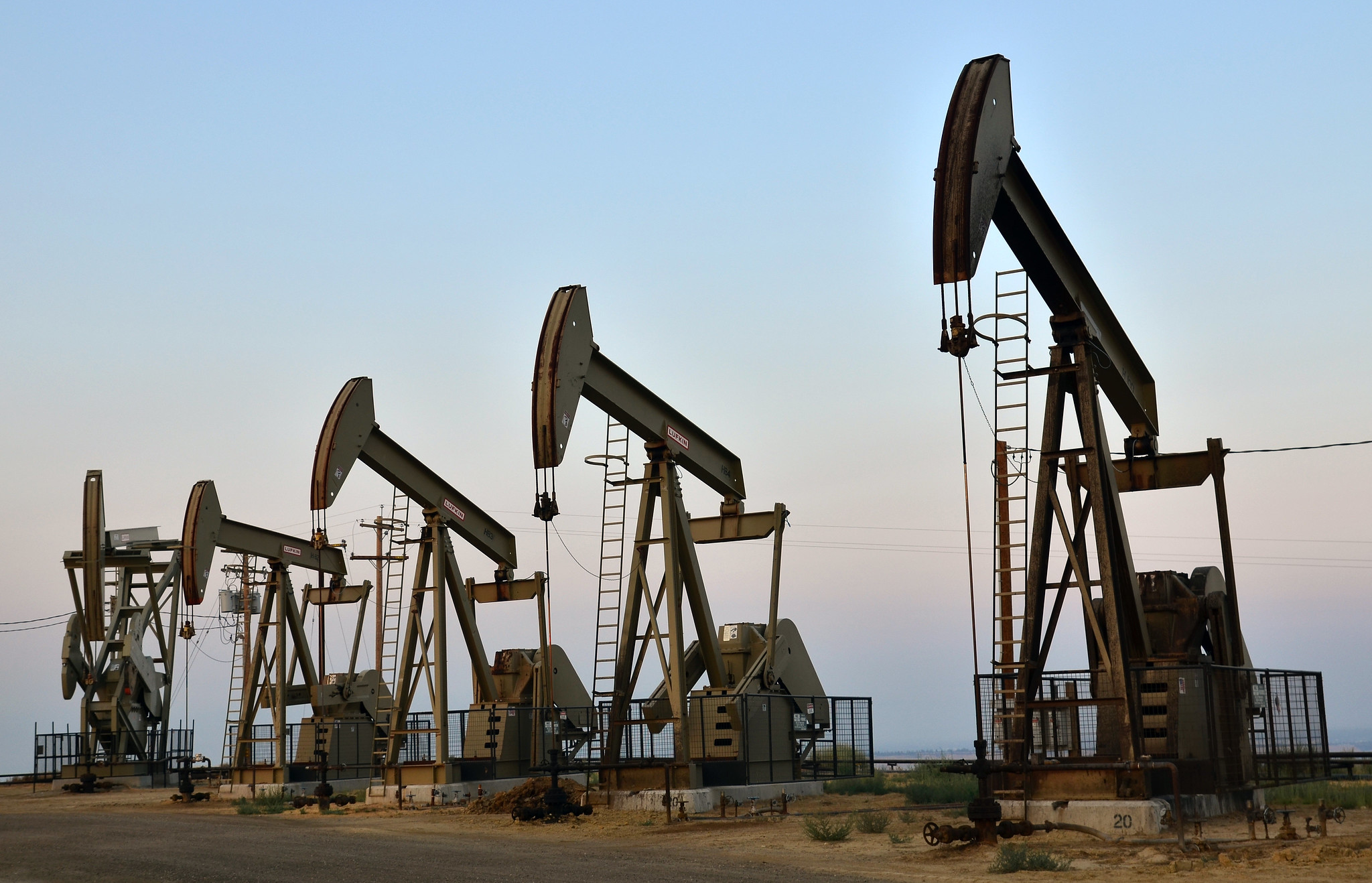 النفط قرب أدنى مستوياته في شهرين مع تراجع مخاوف شح المعروض