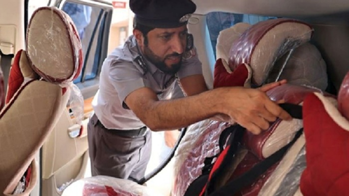شرطة أبوظبي توزع "مقاعد الخير" لسلامة الأطفال بالمركبات