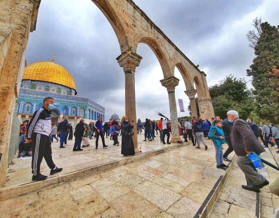الفلسطينيون يتوافدون على القدس لصلاة الجمعة الأولى من رمضان