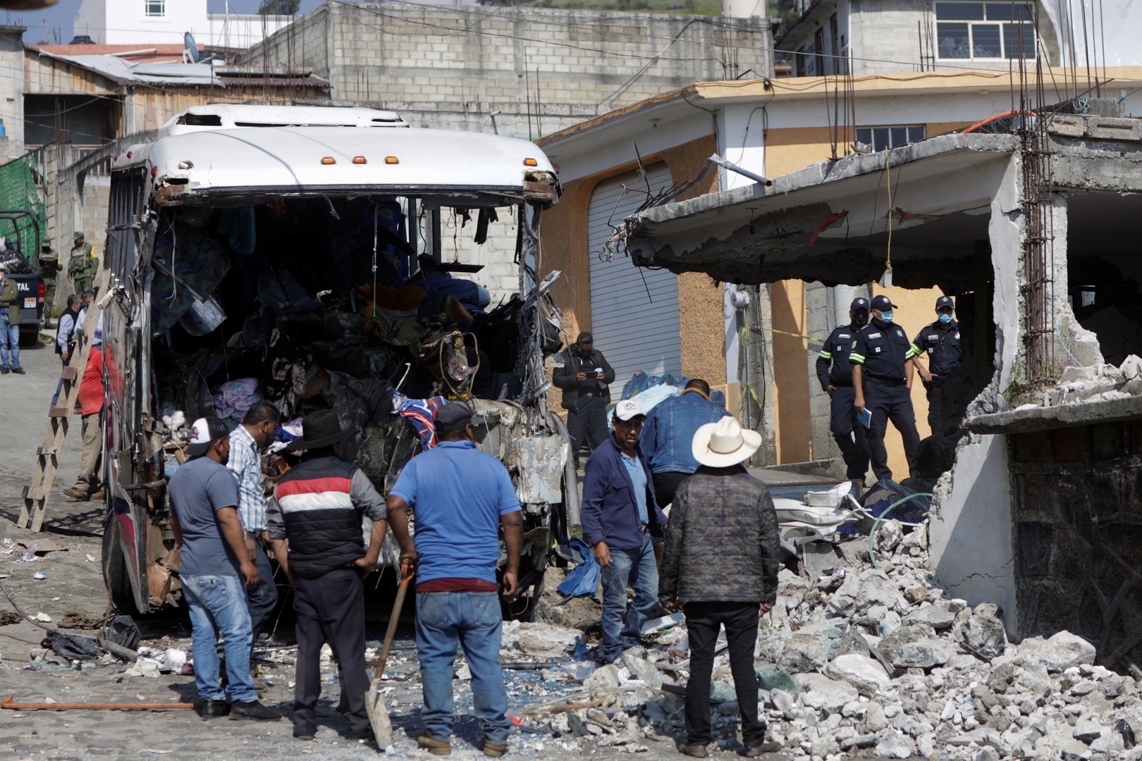 المكسيك: مقتل 19 شخصاً وإصابة 32 دهستهم حافلة داخل منزلهم !
