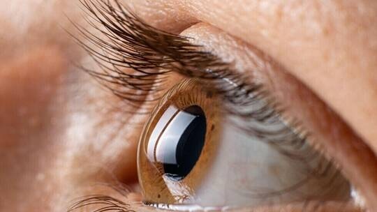 انقطاع الطمث يسبب تغيرا في شكل عيون النساء وقد يزيد من خطر إصابتها بالعدوى
