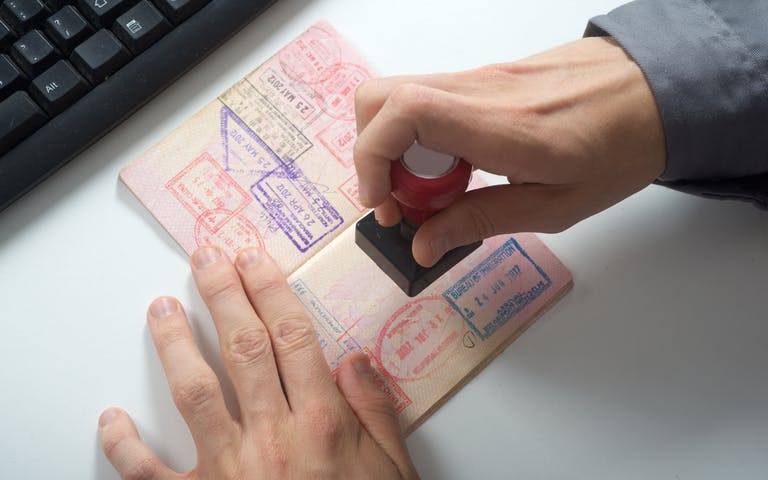 "مدتها 5 سنوات" 6 متطلبات للحصول على تأشيرة إقامة للمتقاعدين الأجانب في الدولة