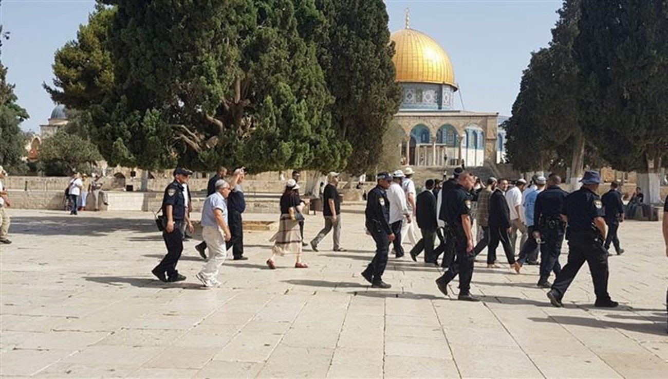 عشرات المستوطنين يقتحمون باحات المسجد الأقصى ويؤدون طقوساً تحت حماية الشرطة الإسرائيلية
