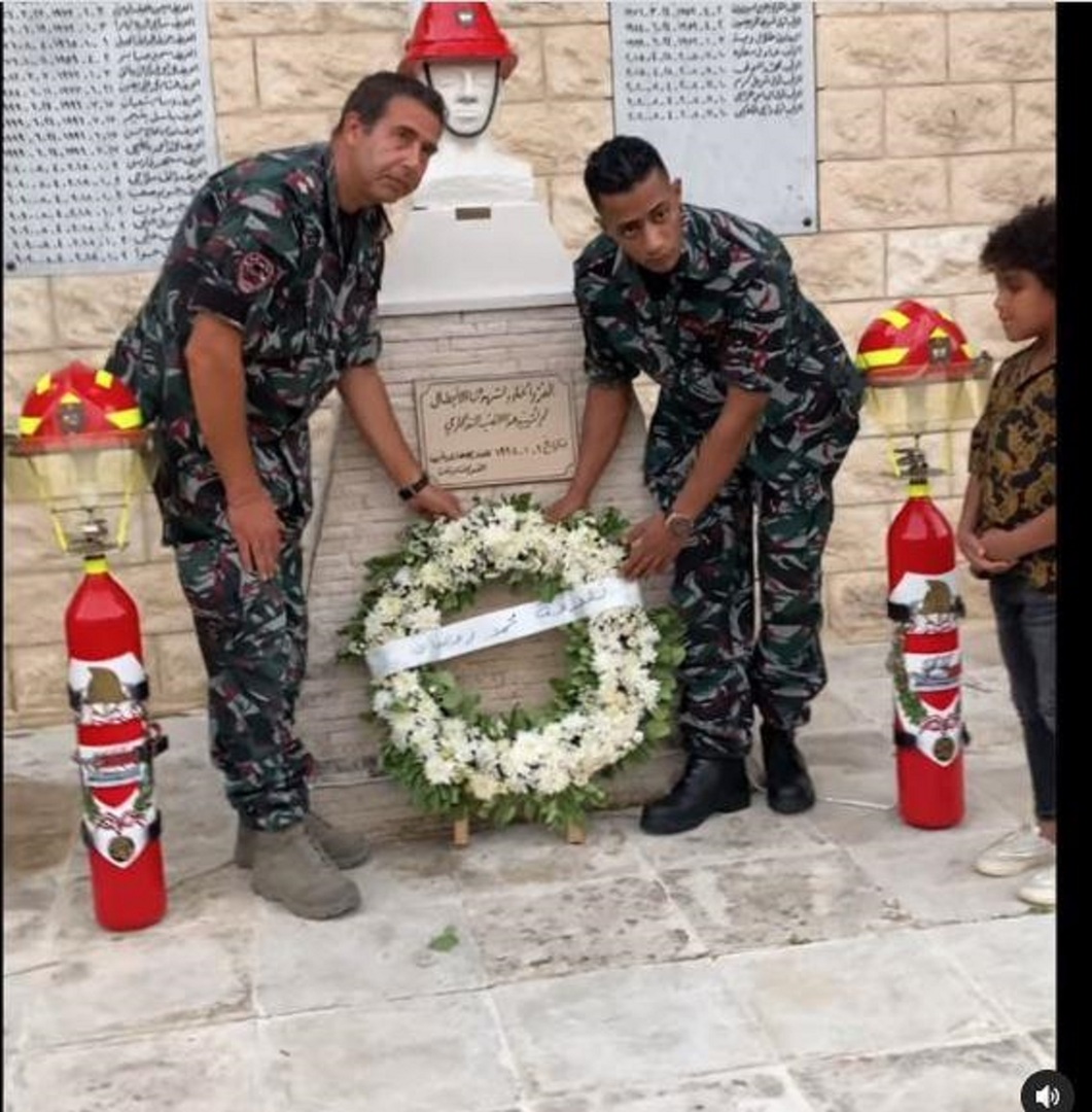 محمد رمضان بزي الدفاع المدني اللبناني وإكليل من الزهور