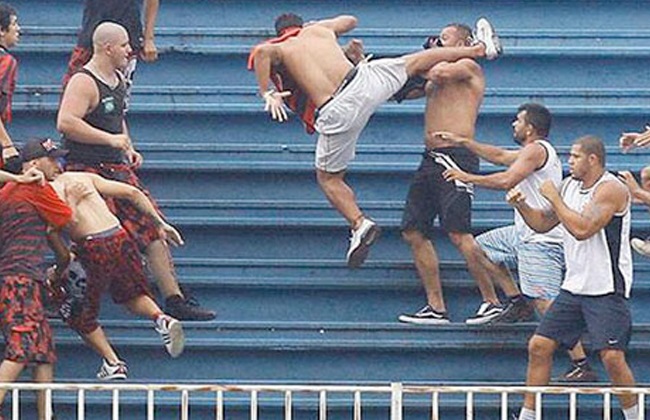 جمهور نابولي يحاول الثأر من جمهور فرانكفورت بعد المباراة