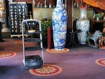 روبوت تقديم الطعام الصيني في أفضل مطاعم القصر الصيني الرائدة في أوروبا، مطعم قصر البحر الصيني الهولندي