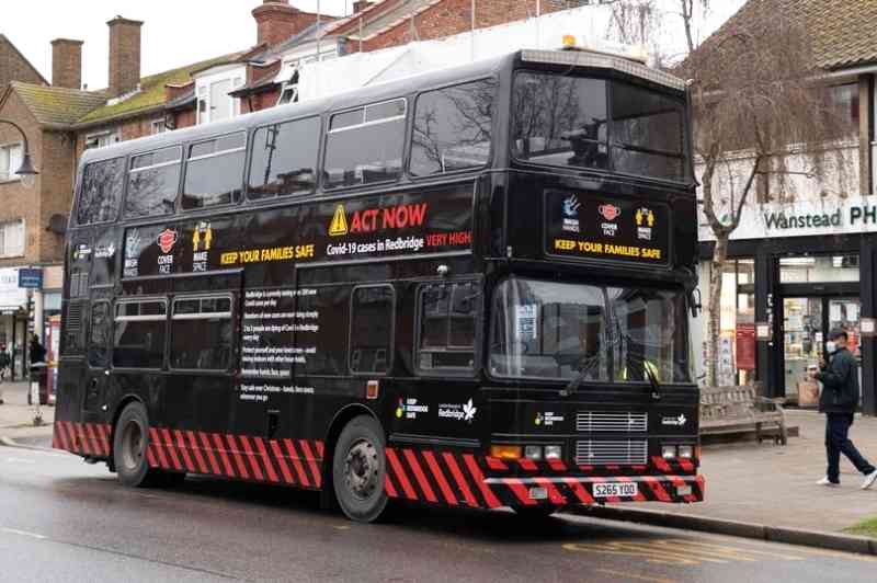 حافلات لندن تتشح بالسواد إثر كوفيد-19