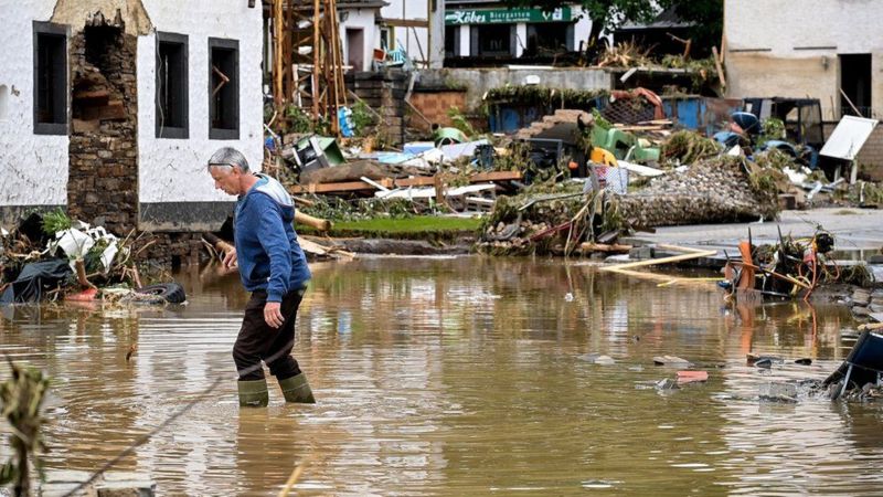 هولندا: فرار الآلاف من منازلهم بعد اختراق الفيضانات أحد السدود