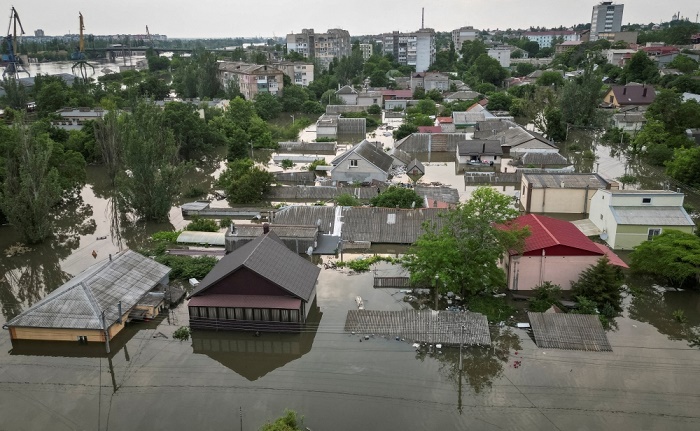 أوكرانيا.. الفيضانات تغمر 600 كيلومتر بعد تدمير سد كاخوفكا