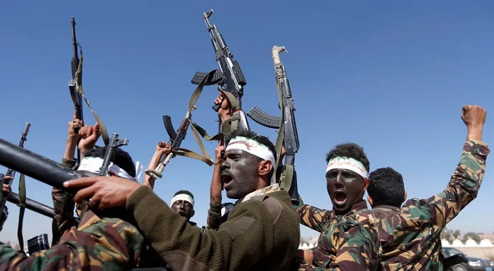 الحوثيون يعلنون استهداف سفينة أميركية في البحر الأحمر
